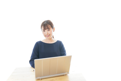 年轻的商业女性远程工作