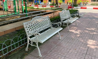 公园里的两把白色椅子