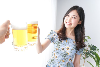 年轻女子喝啤酒