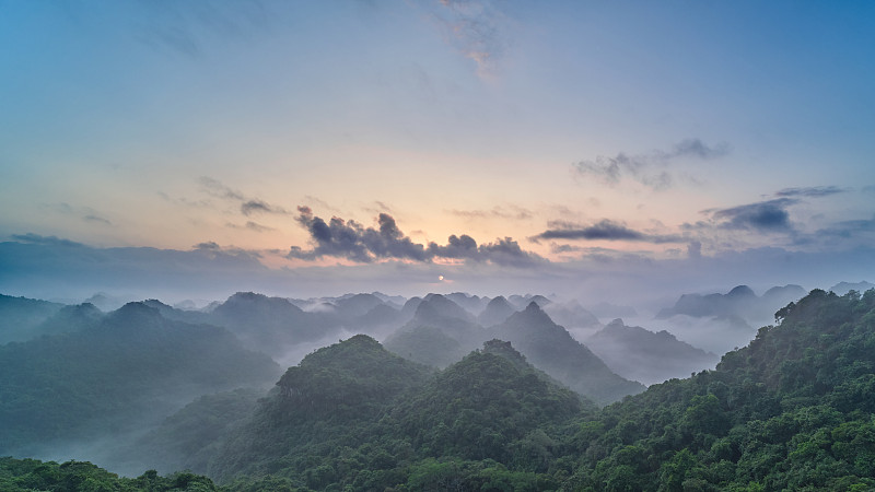 越南卡特巴国家公园的全景。在黎明时分，从喀斯特悬崖的丛林山顶俯瞰。