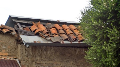 有瓦屋顶的泥建筑