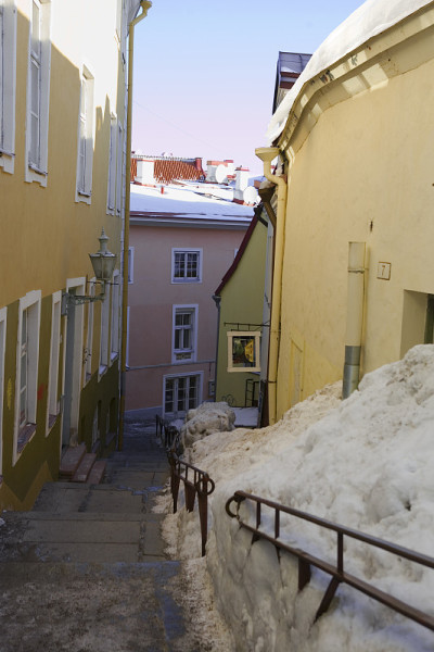 Lühike Jalg(短腿)，老城，塔林，爱沙尼亚:一条陡峭的雪道通向Toompea(大教堂山)