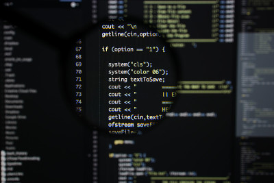 真正的c / c++代码开发屏幕。编程工作流抽象算法概念。放大后可见的c / c++代码行。