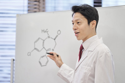 医务人员在教室里培训