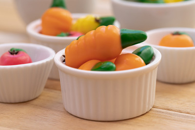 胡萝卜形状的小甜甜的奶粉。巴西著名的“doce de leite em pó”甜。