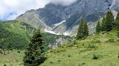 在高山上徒步旅行