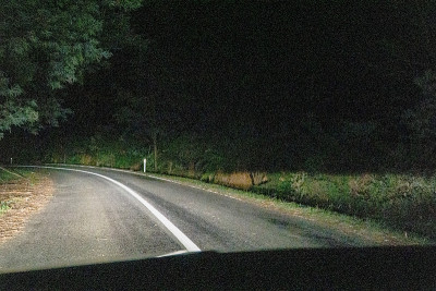 在澳大利亚黑暗的道路上行驶。
