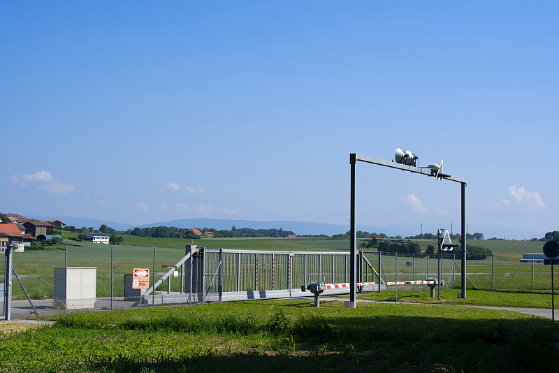 夏季瑞士空军Payerne空军基地有栅栏和铁门。