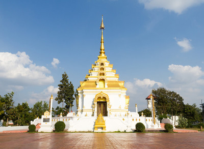 白色和金色的宝塔在天空的背景在寺庙