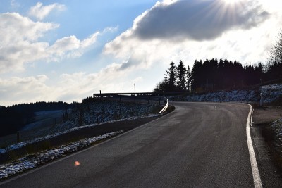 弯弯曲曲的冬季道路上的雪景