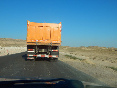 超越卡车。