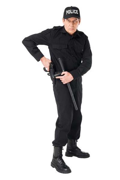 身着制服的警察拔出枪，孤立在白人身上
