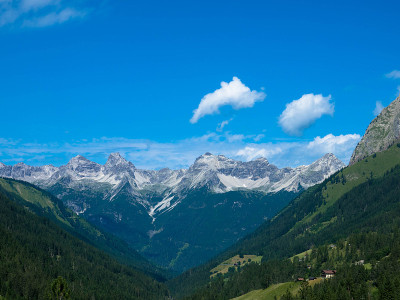 巴伐利亚阿尔卑斯山脉的山景。假期和远足的概念。