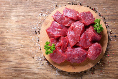 新鲜切碎的肉，配欧芹和香料，俯视图