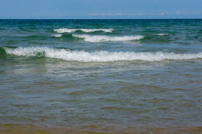 海浪在沙滩上翻滚