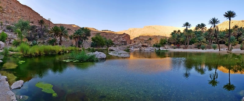 日落时的巴尼哈立德河全景