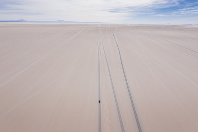 空中拍摄的乌尤尼盐巴上的4x4。玻利维亚南部