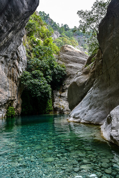 峡谷中美丽的蓝色河流