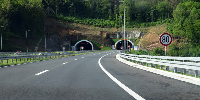 高速公路上的双向隧道