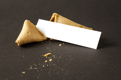 一个写着你留言的空白纸的幸运饼干