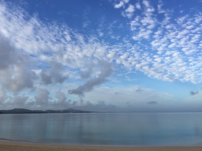 冲绳海岸美丽的天空和云彩