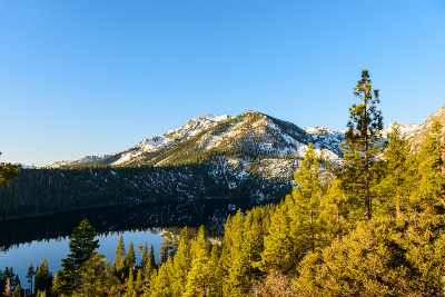 日出时的太浩湖翡翠湾，清澈的蓝天和前面的雪山景色