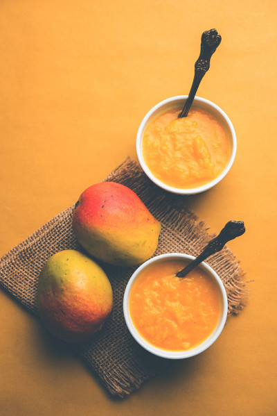 芒果浆/ Aam rus或Ras放在小碗里，有选择性地集中