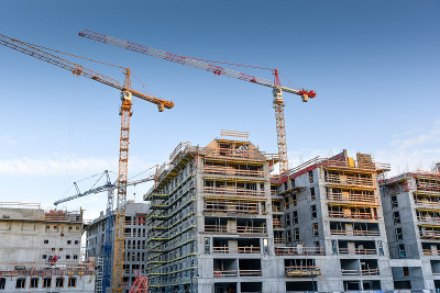 起重机在施工现场建造新房。