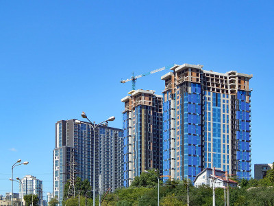 一座多层建筑，映衬着蓝天