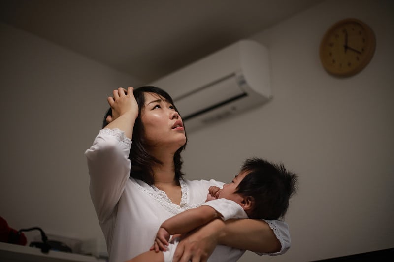 母亲正受楼上噪音的折磨