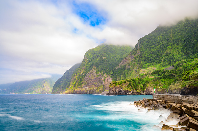 美丽的野生海岸风景与新娘面纱瀑布(Veu da noiva)在Ponta do Poiso马德拉岛。