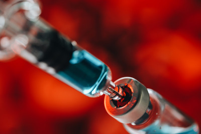 疫苗瓶和注射器