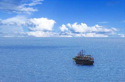海上的船