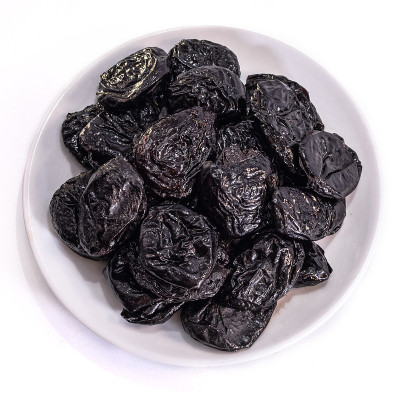 孤立的白色背景上的李子。食物为您的网站设计。厨房主题美食和烹饪