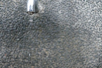 公园里有水的水龙头。关闭了。