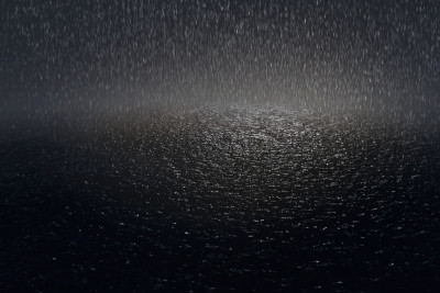 城市的雨夜。大雨期间的夜景。