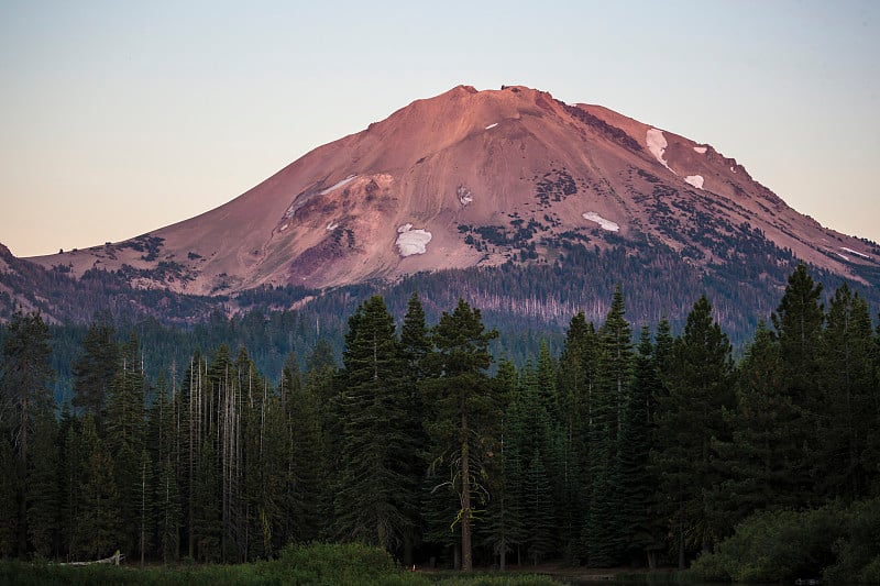 拉森火山国家公园曼萨尼塔湖的日落