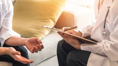 医生或精神科医生在诊所或医院保健服务中心为压力大的女性患者提供妇产科女性疾病咨询和诊断，或进行心理健