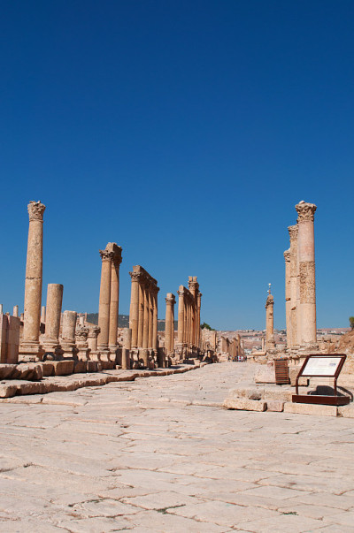 Jerash:椭圆广场的爱奥尼亚柱，Jerash古城的主要广场，和Cardo Maximus，柱廊街