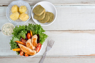健康食品，鸡肉沙拉。前视图。
