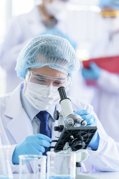 亚洲科学家团队在实验室进行研究。