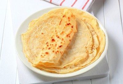 在盘子里堆叠薄饼