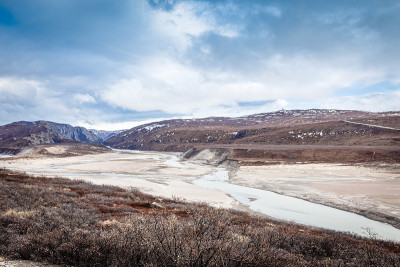 以河流和山脉为背景的格陵兰荒原景观，康克鲁斯瓦格，格陵兰