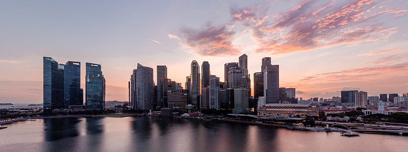 滨海湾日落时的空中景观