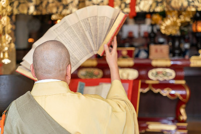 日本和尚在寺庙里祈祷