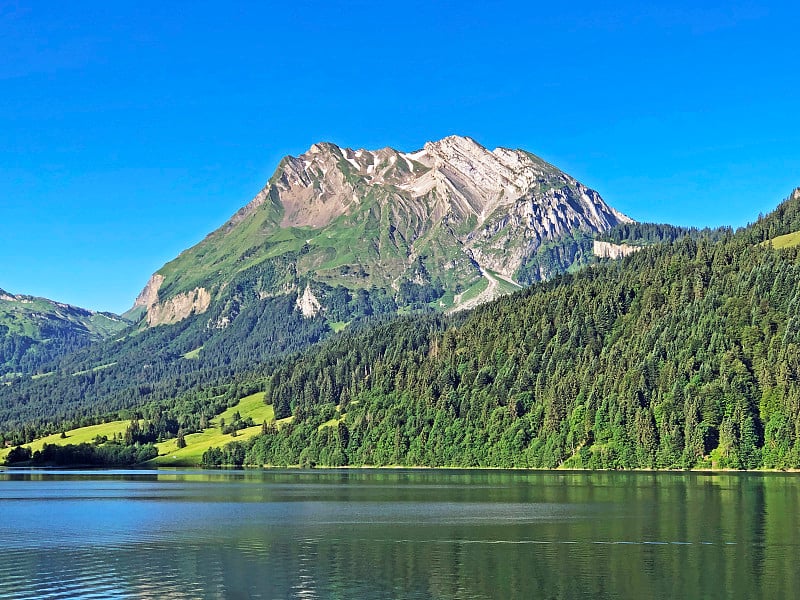 美丽的山峰特纳和Diethelm的高山湖瓦格塔勒尔湖(Waegitalersee)，瑞士施维茨的内塔