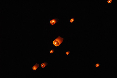怡鹏节:怡鹏节(Loy Krathong)的浮灯笼，佛教浮灯笼在泰国清迈三塞区