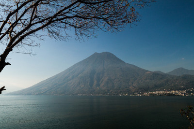 危地马拉的阿提特兰湖和圣佩德罗火山