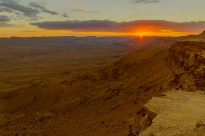 Makhtesh(火山口)Ramon的日落视图