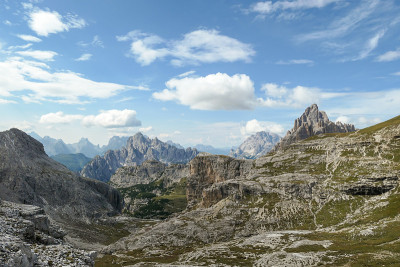 Oberbachernspitze -在意大利白云石的一个高和荒凉的山峰上的无尽的观点。